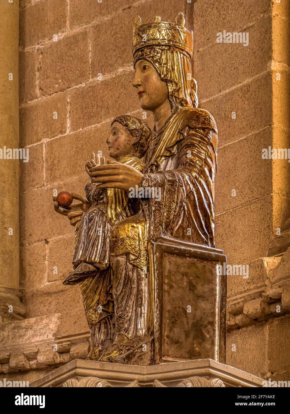 Jungfrau und Kind in Santa María la Real de Irache. Ein Benediktiner-Kloster aus dem achten Jahrhundert, Navarra, Spanien, 17. Oktober 2009 Stockfoto