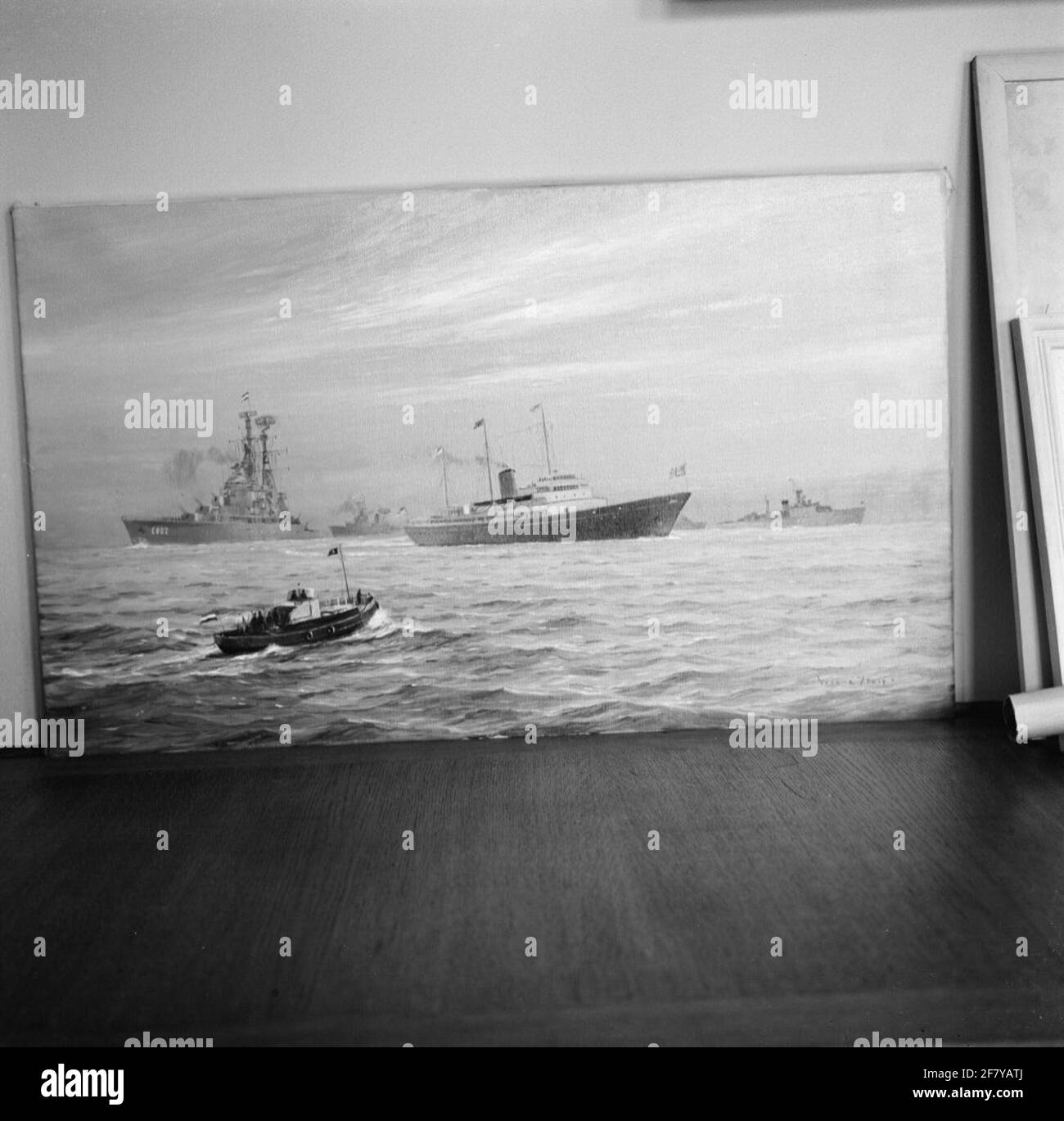 Malerei mit verschiedenen Marineschiffen, einschließlich Kreuzer HR.Ms. Die sieben Provinzen (C 802, links) und die britische königliche Jagd HMY Britannia (1954-1979, schwarzer Rumpf), 1958. Stockfoto