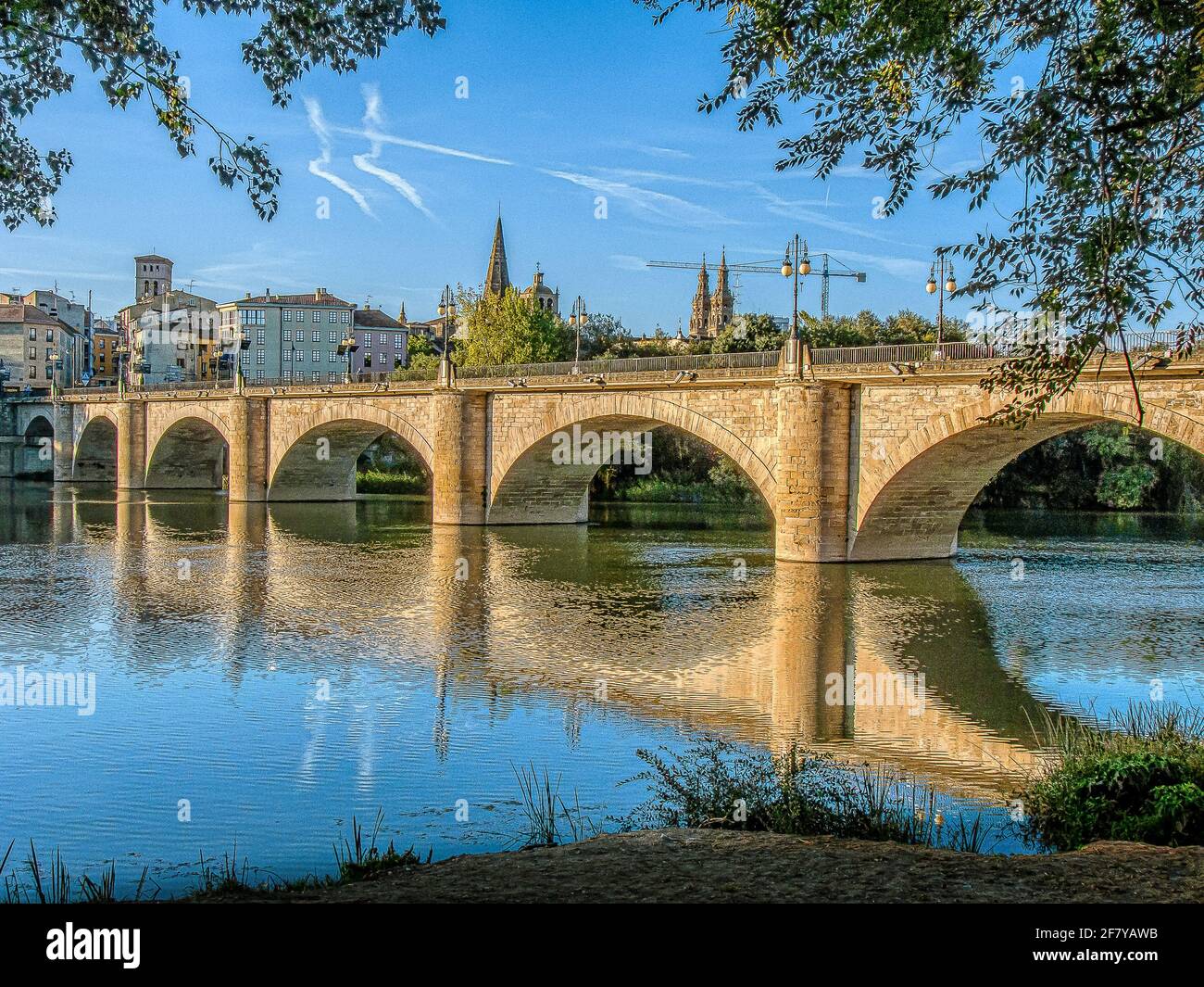 Puente de Piedra über Rio Ebro in der Nachmittagssonne, Logrono, Spanien, 21. Juli 2010 Stockfoto Puente de Piedra über Rio Ebro in der Nachmittagssonne, Logrono, Spanien, 21. Juli 2010 Stockfoto