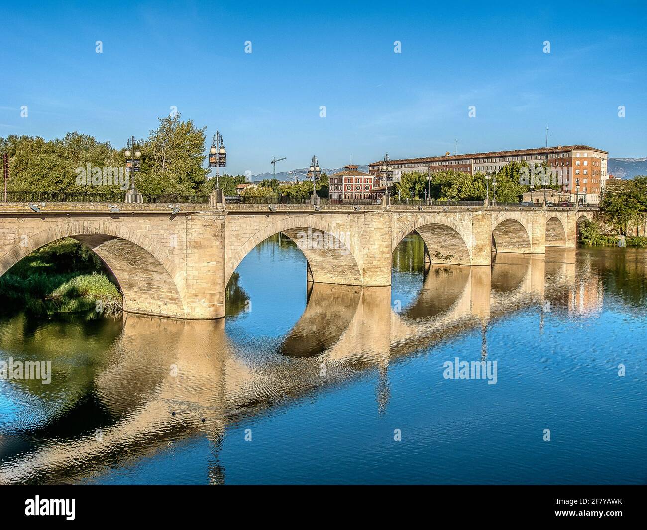 Bögen von Puente de Piedra spiegeln sich im Wasser des Rio Ebro, Logrono, Spanien, 18. Oktober 2009 Stockfoto