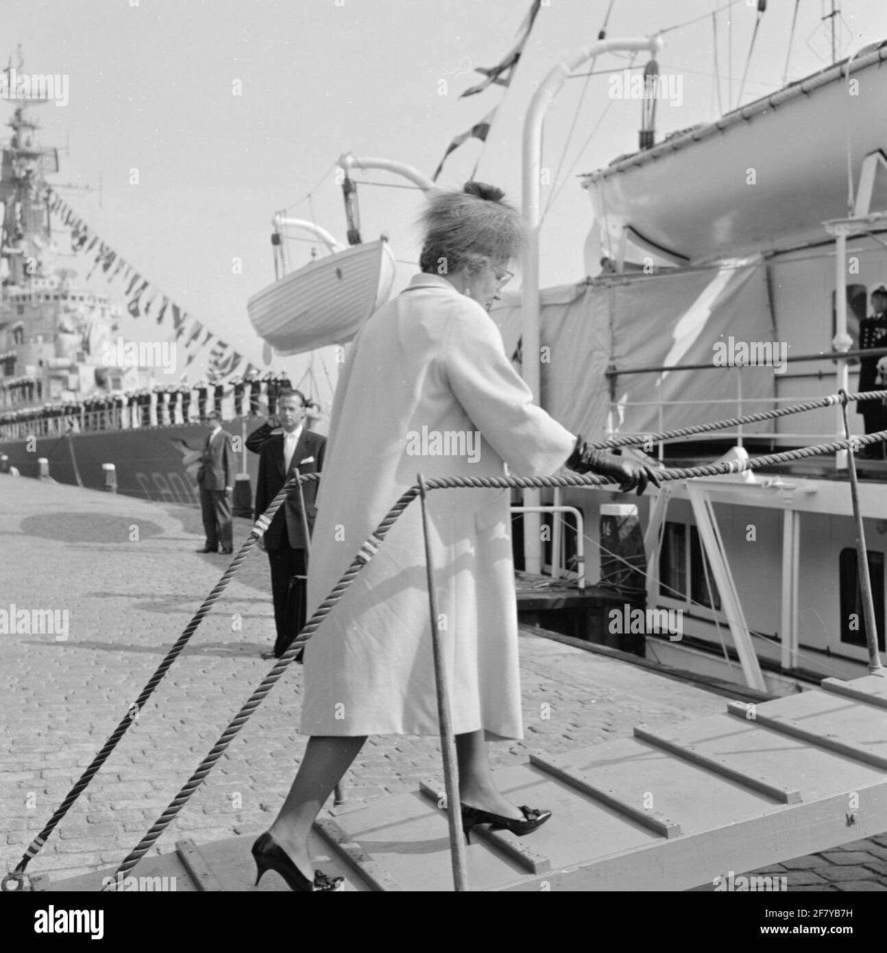 Der norwegische König Olaf V. besucht Rotterdam mit der Hnomy Norge. Königin Juliana in der letzten Minute der Norge. Stockfoto