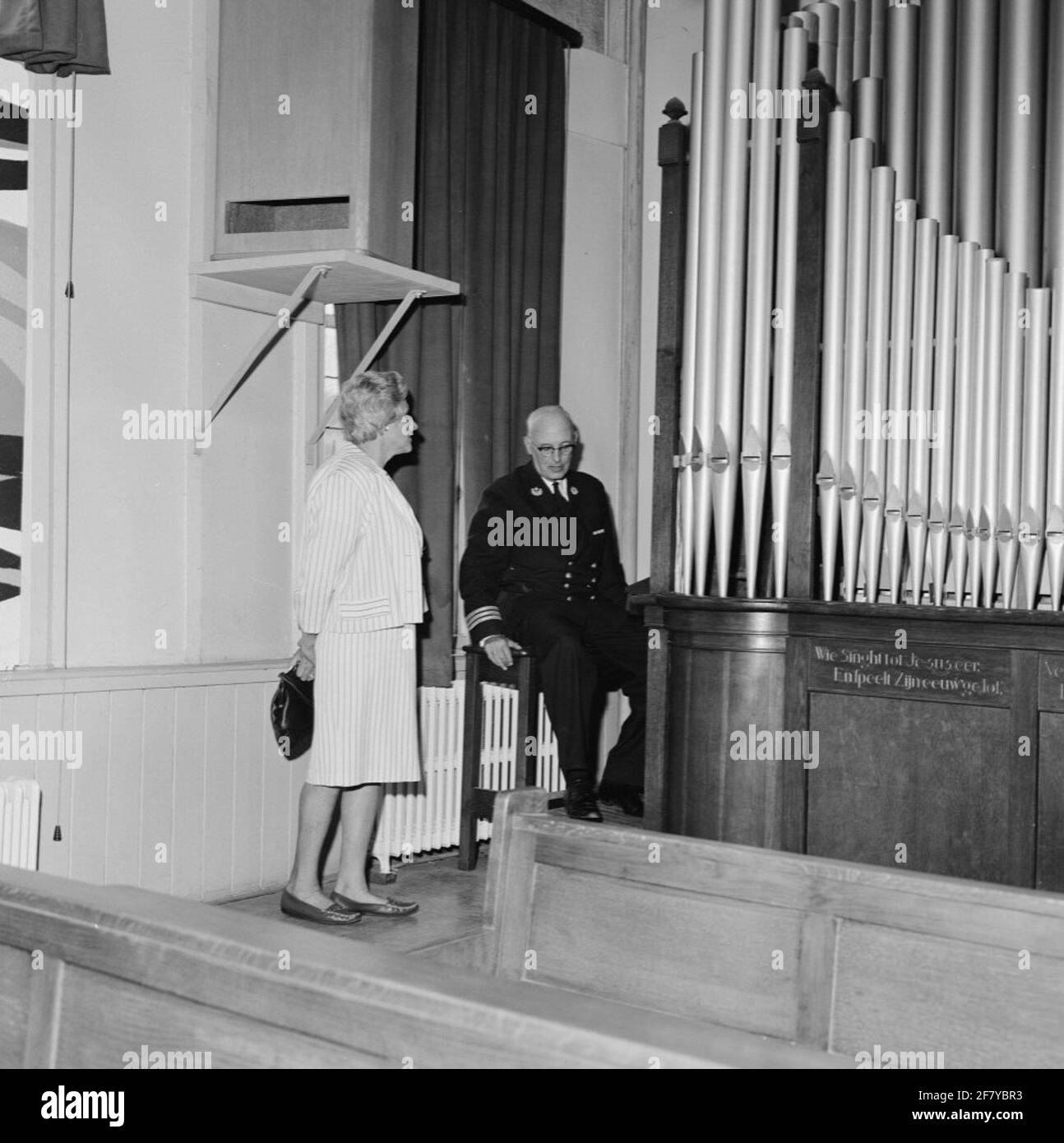 Am Ende der ersten Militärformation (EMV) befindet sich das Amsterdam Marvacentrum, das sich auf dem Gelände der Marine Barracks Amsterdam (MKAD) befindet, einem Elterntag. Ein Flottenpfarrer demonstriert die Orgel in der Kapelle der MKAD. Ein flüchtiger Geistlicher: Fletalpilz (Flamme) oder Flottenpastor (Flop), ist an den Galonen ohne Locken und den christlichen Kreuzen mit Eichenpop des Halsbandes erkennbar. Stockfoto