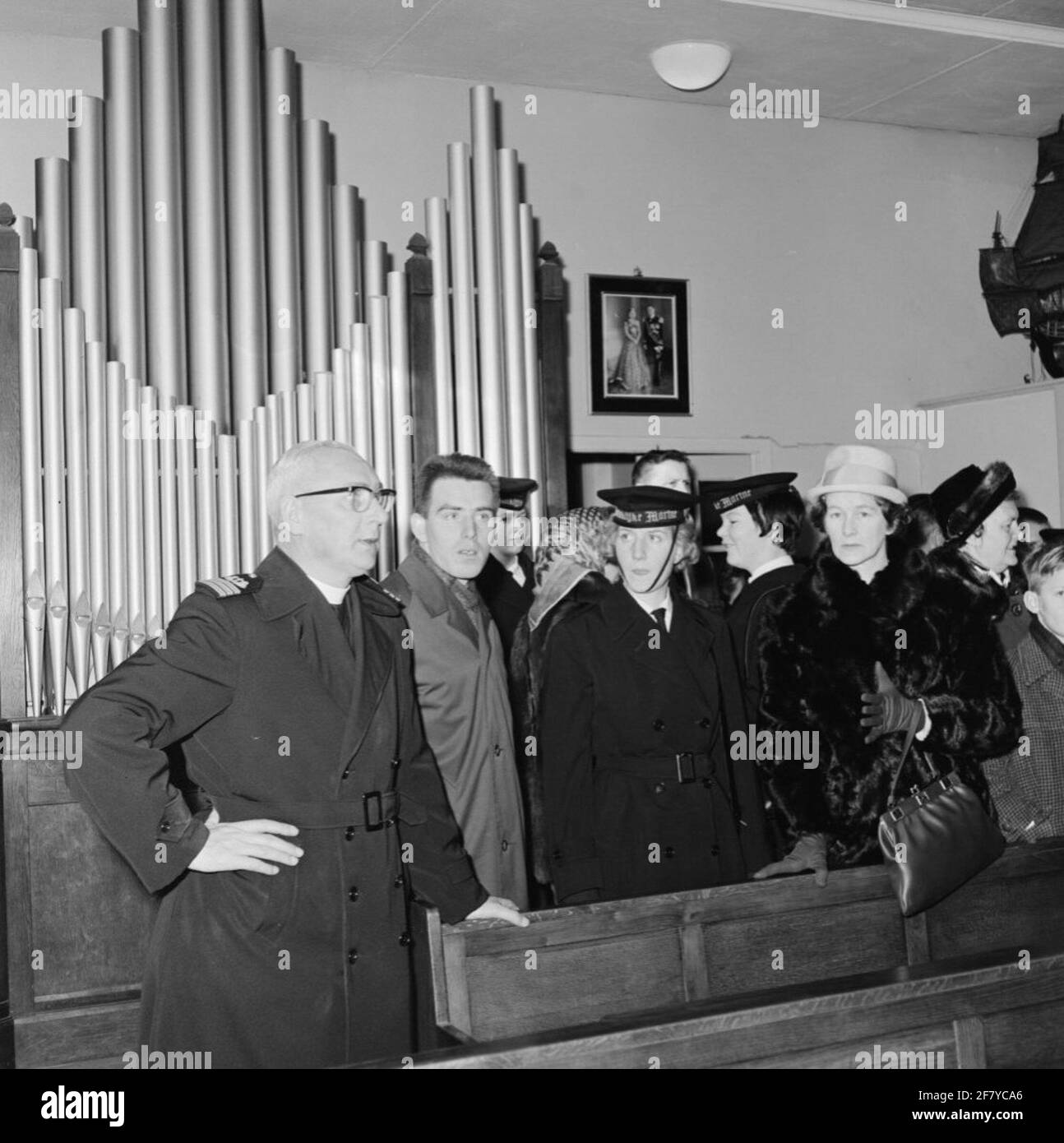 Elterntag im Marine Women's Department Amsterdam, das sich auf dem Gelände der Marinekazerne Amsterdam (MKAD) befindet. Besuch der Kapelle der MKAD unter der Leitung eines Geistlichen (Pastor oder Fruchtbecher), der an den Galonen ohne Locken und über einem christlichen Kreuz mit Eichenmohn auf den Schulterklappen erkennbar ist. Stockfoto
