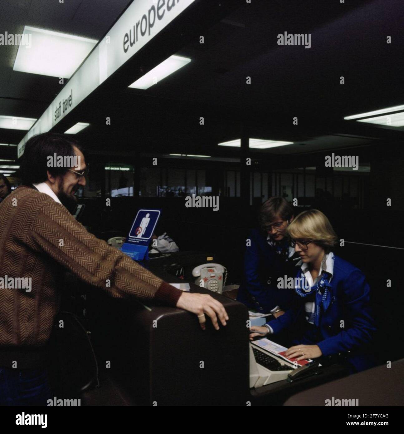 KLM-Check-in-Schalter für europäische Flüge am Flughafen Schiphol. Stockfoto