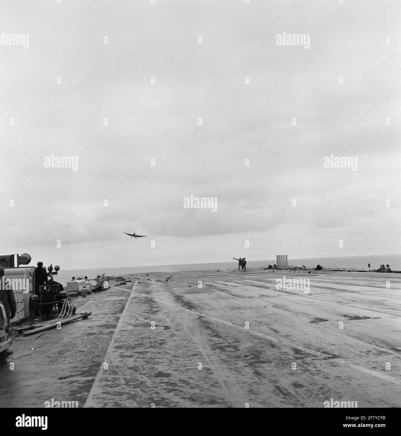 Ein Grumman TBM-3S2 Avenger Submarine Boot Plane (1954-1961) des Marine Aviation Service (MLD) schafft die Landung auf dem Flugdeck des Fluglagers HR Karel Doorman (R 81, ex-ehrwürdiger), 1958. Stockfoto