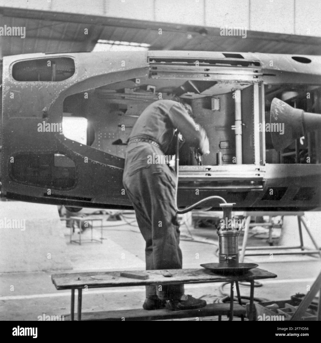 Montagehalle für Flugzeuge und Flugzeugteile im Flugzeugwerk Aviolaland um 1950. Verschiedene Flugzeuge für den Marine Air Shipping Service (MLD) und die Royal Air Force (KLU) (Co-Part) wurden von Aviolanda gebaut. Stockfoto