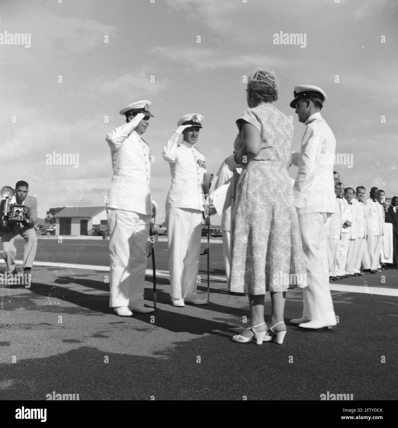 HM Königin Juliana (1908-2004, Mitte vorne) und ZKH Prinz Bernhard (rechts vorne) danken dem Flughafen St. Maartende Kommandant des Kruiser HR De Ruyter (C 801) Hauptmann-Ter-Zee A.H.J. Van der Ratiever Olivier (1908-1967, Begrüßung zweiter von links) und der Kommandeur der Seemacht in den Niederländischen Antillen Commandeur H.BOS (1907-1995, Grußlinks) für den Empfang und die Führung während des Besuchs des Königspaares auf den Niederländischen Antillen, Oktober 1955. Stockfoto