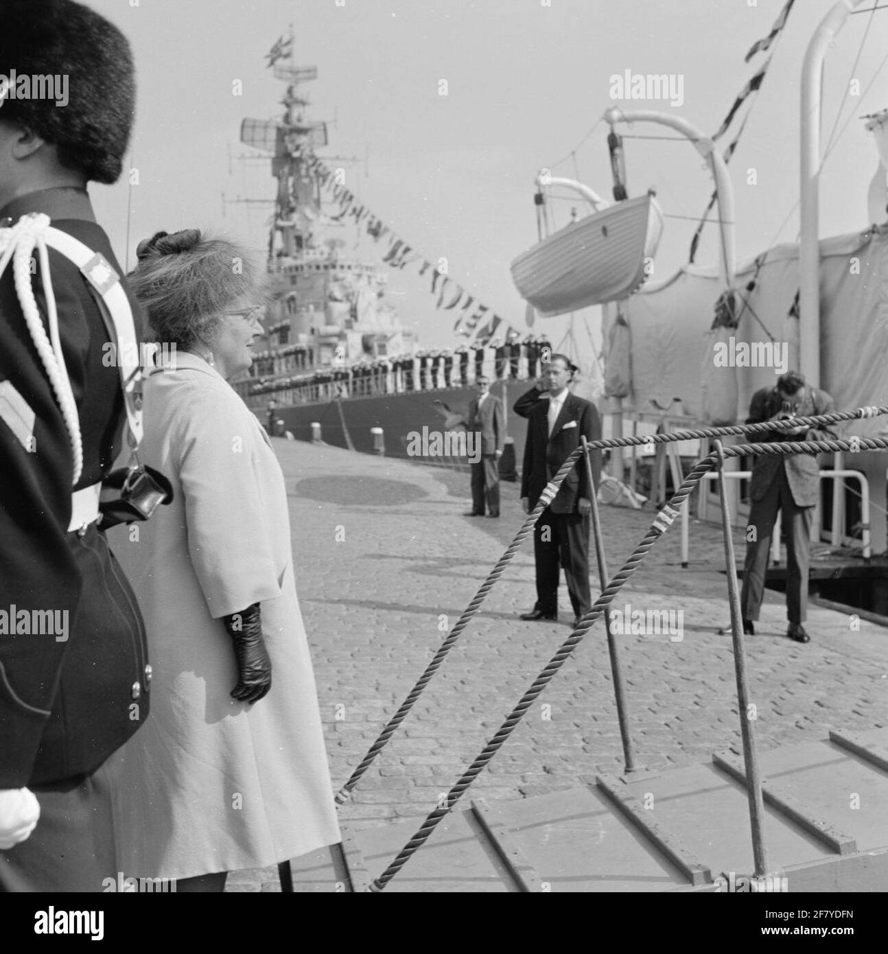 Der norwegische König Olaf V. besucht Rotterdam mit der Hnomy Norge. Königin Juliana in der letzten Minute der Norge. Stockfoto