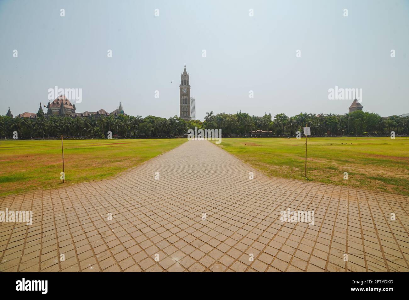 Ovaler Boden in Süd-Mumbai, Spielplatz wegen Coronavirus-Pandemie leer weite Langschuss Mumbai - Indien - 04 11 2021 Stockfoto