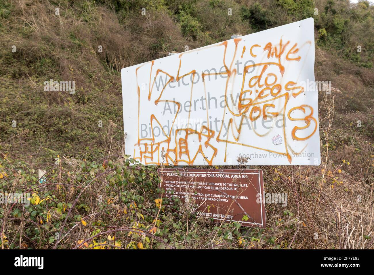 Graffiti auf dem Biodiversitätsschild, Aberthaw, Wales, Großbritannien Stockfoto