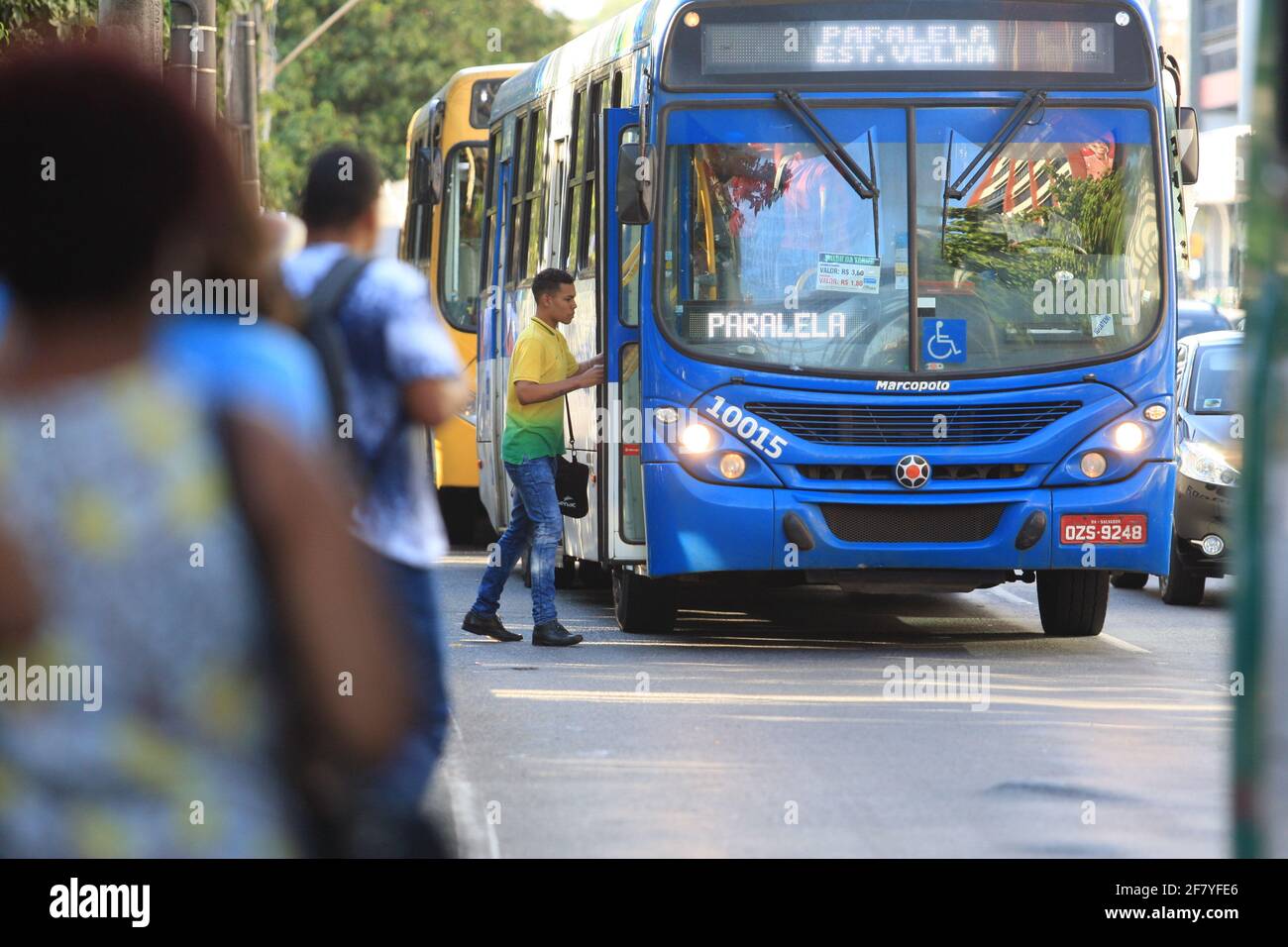 salvador, bahia / brasilien - 26. januar 2017: An einer Bushaltestelle an der Avenida Tancredo Neves in der Stadt wartet eine Person auf die öffentlichen Verkehrsmittel Stockfoto