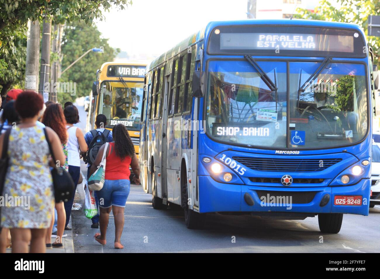 salvador, bahia / brasilien - 26. januar 2017: An einer Bushaltestelle an der Avenida Tancredo Neves in der Stadt wartet eine Person auf die öffentlichen Verkehrsmittel Stockfoto