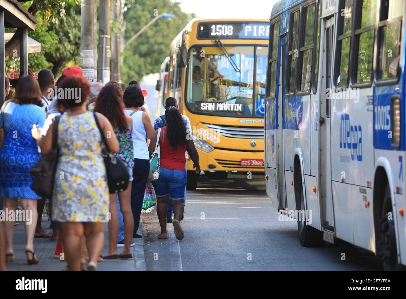 salvador, bahia / brasilien - 26. januar 2017: An einer Bushaltestelle an der Avenida Tancredo Neves in der Stadt wartet eine Person auf die öffentlichen Verkehrsmittel Stockfoto