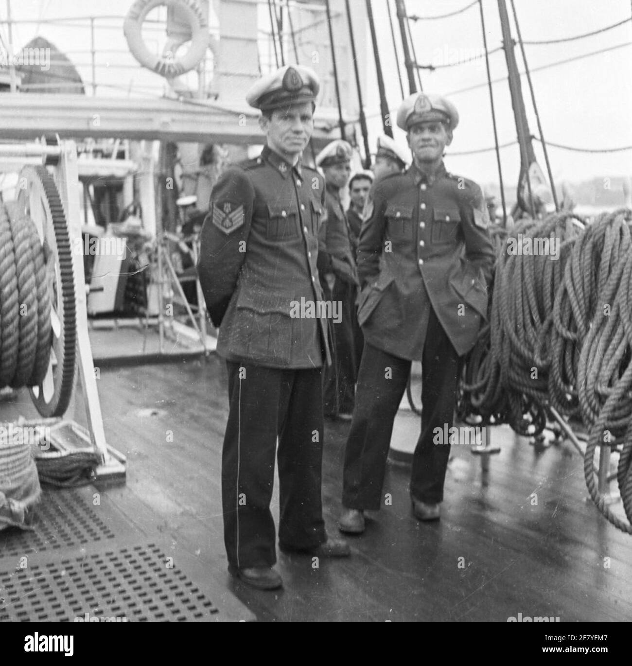 Besatzungsmitglieder (unter Offizieren) auf einem ausländischen Segelschiff. Der Name des Schiffes liest sich einfach nicht auf der Rettungsboje. Weitere Details fehlen. Stockfoto