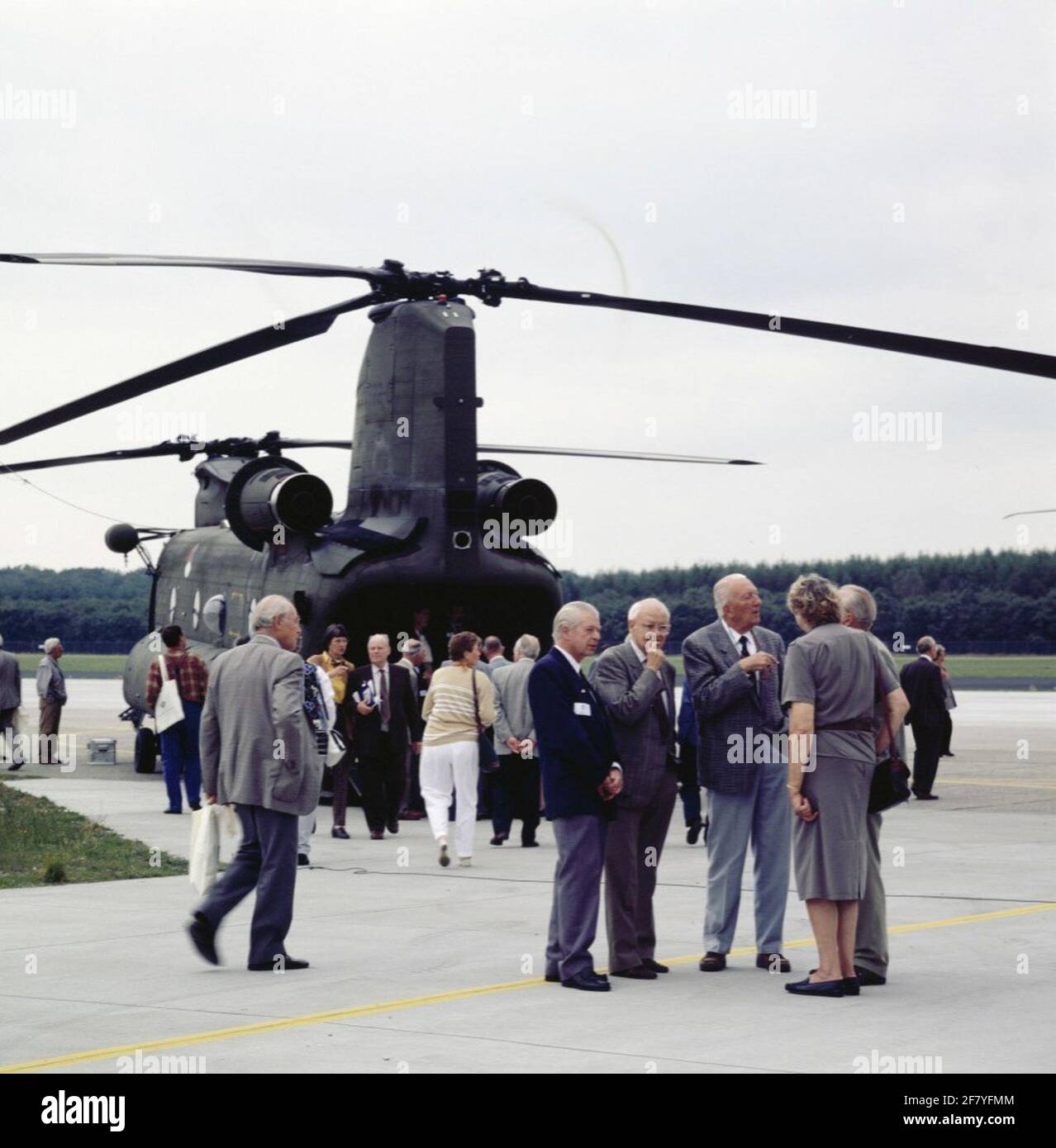 Boeing CH-47D Chinook von der 298 Squadron, möglicherweise der D-665, während eines vermutlich langjährigen Treffens auf dem Soesterberg-Luftwaffenstützpunkt. Die Aufnahme wird im Spiegelbild gescannt. Stockfoto