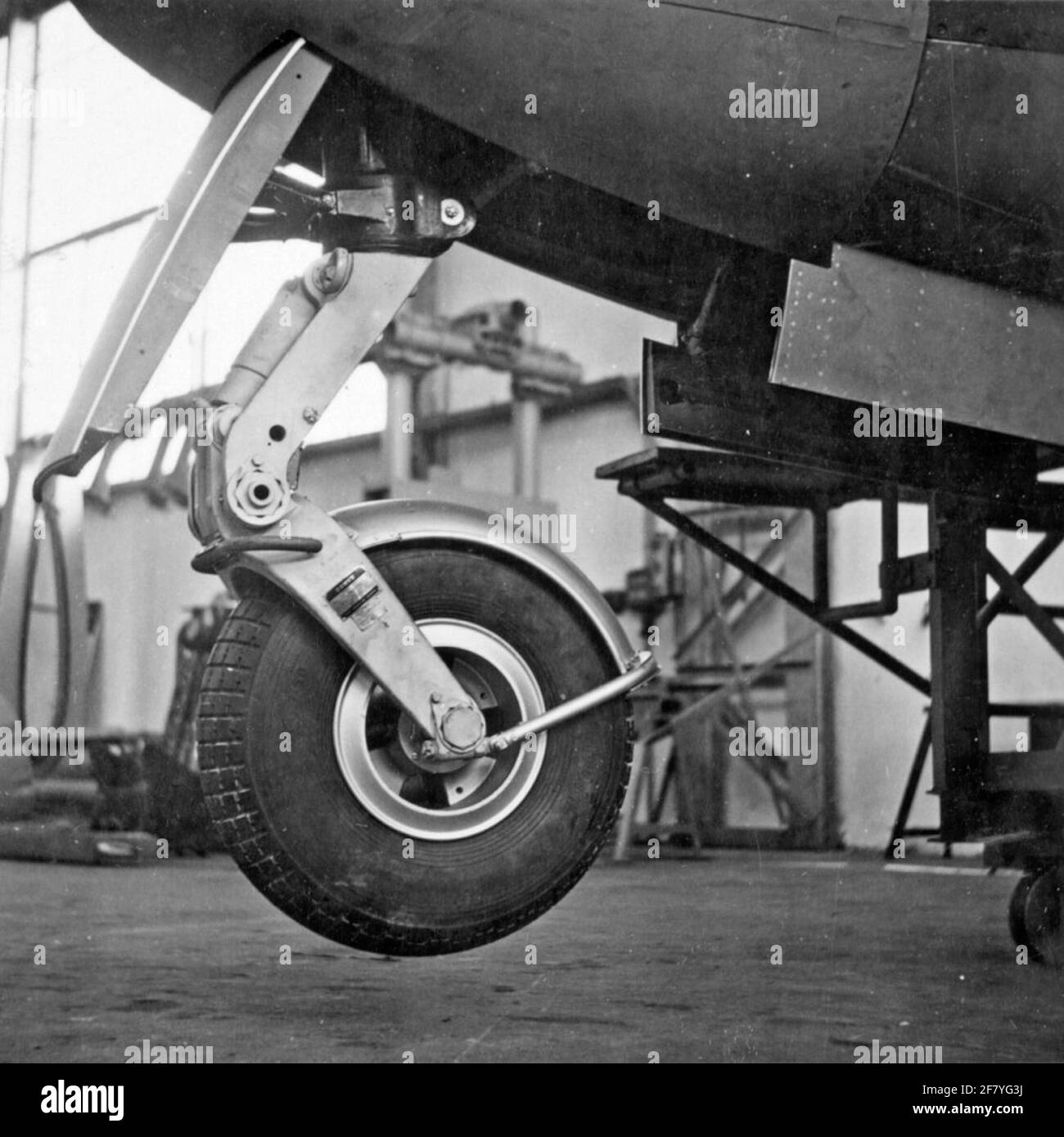 Produktionslinie T.B.V. Der (Lizenz-)Bau des Gloster Meteor F.MK .4 Jagdflugzeugs der Royal Netherlands Air Force (KLU) im Flugzeugwerk Aviolaland um 1950. Detailaufnahme des Nasenrades. Verschiedene Flugzeuge für die KLU und den Marine Aastery Service (MLD) (Fellow) wurden von Aviolanda gebaut und gewartet. Stockfoto