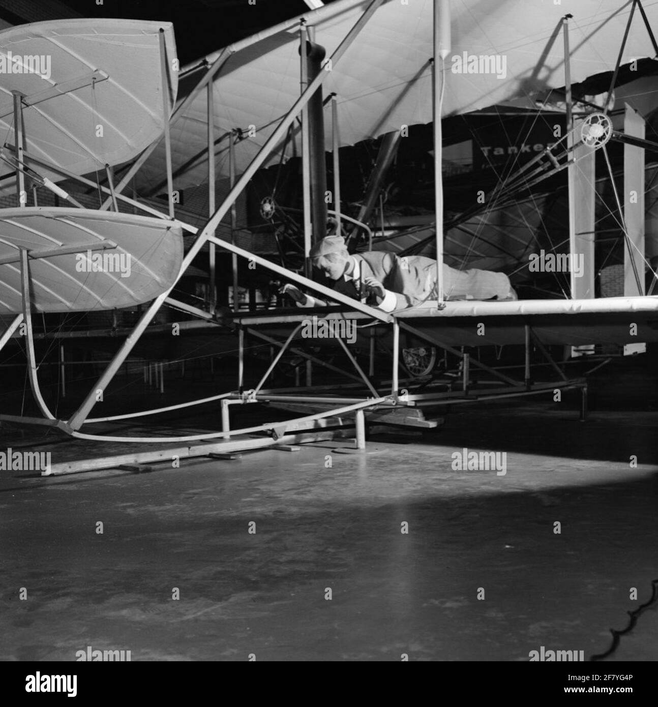 Das Aeroplanorama Aviation Museum (1960-1967) wurde auf dem Gelände des Flughafens Schiphol errichtet. Modell des Wright Flyer, das erste motorisierte Flugzeug, das vom Boden kam und wirklich flog, und das von den Amerikanern Wilbur (1867-1912) und Orville (1871-1948) Wright gemacht wurde. Stockfoto