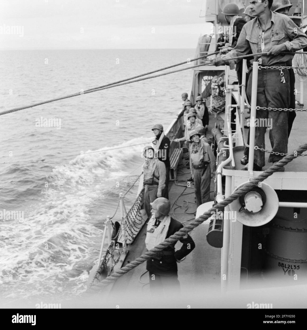 An Bord HR.Ms. De Zeeuw (F 810) (1951-1964) (EX-USS Eisner: DE-192), eine Fregatte der Van Amstel-Klasse, bringt die jüngsten Menschen, die auch zur sogenannten "Schifffahrt" genannt werden, um die notwendige See-Erfahrung zu sammeln. Die Abgabe von leichten Lasten muss geübt werden. Stockfoto