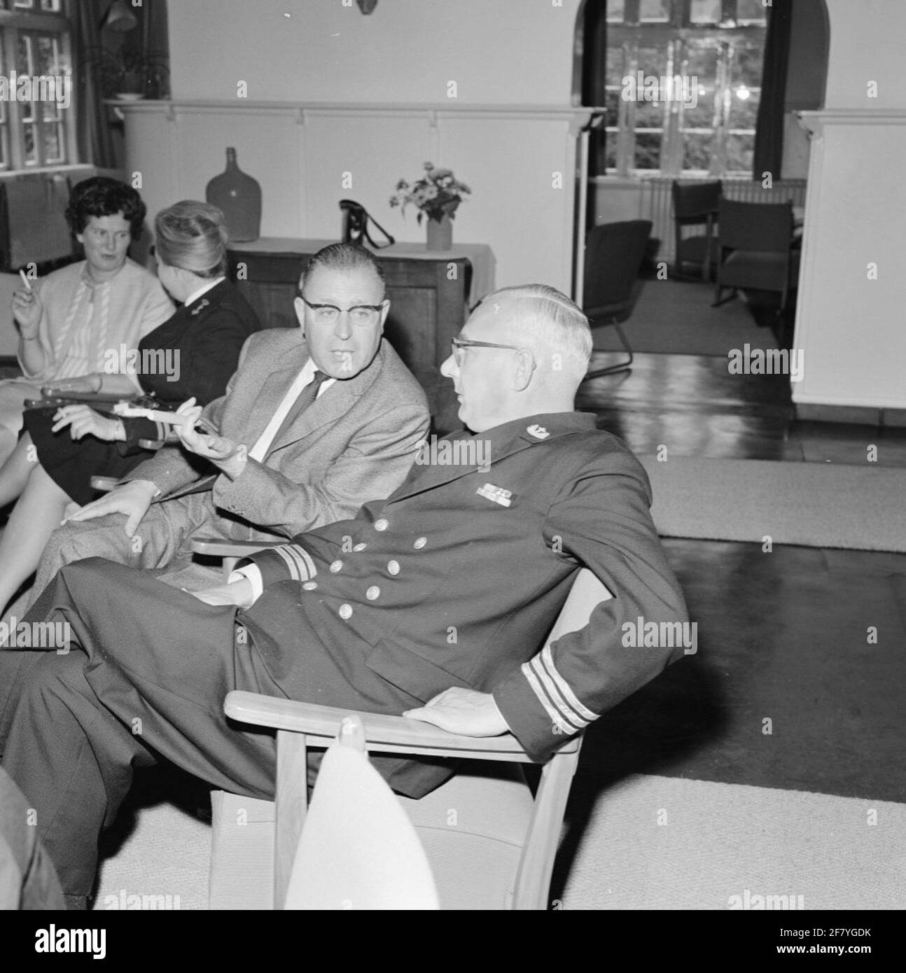 Am Ende der ersten Militärformation (EMV) befindet sich das Amsterdam Marvacentrum, das sich auf dem Gelände der Marine Barracks Amsterdam (MKAD) befindet, einem Elterntag. Ein Pilz (Flamme), im Gespräch mit einem der geladenen Gäste. Ein flüchtriger Reifer ist an den Galonen ohne Locken und den christlichen Kreuzen mit Eichenpop am Kragen erkennbar. Stockfoto