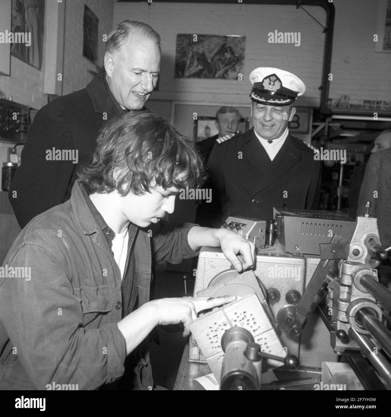 Im Februar 1981 wurde der Staatssekretär für Verteidigung Dr. W.F. Van Eekelen (1931, links stehend) EIN Besuch des Rijkswerf (RW) in Den Helder und über die Firma wurde vom Direktor des RW Captain-Ter-Sea technischen Dienstes verbreitet. J.A.W.C. Wendel (1936-2010, rechts stehend). Stockfoto