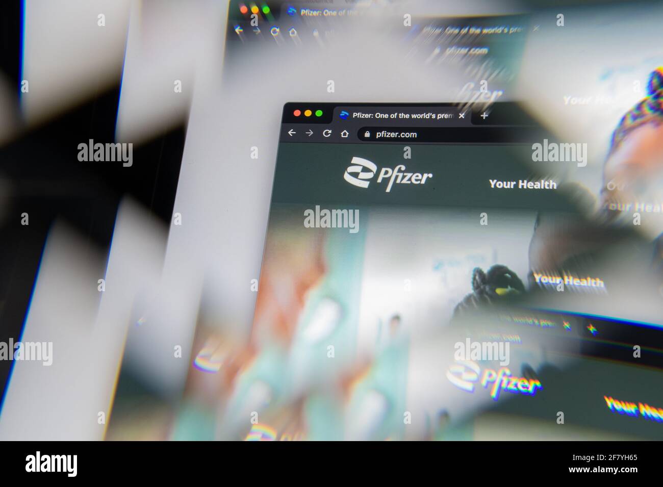 Mailand, Italien - 10. APRIL 2021- pfizer Firmenlogo auf Laptop-Bildschirm durch ein optisches Prisma gesehen, kreative Interpretation. Dynamisches und einzigartiges Bild f Stockfoto