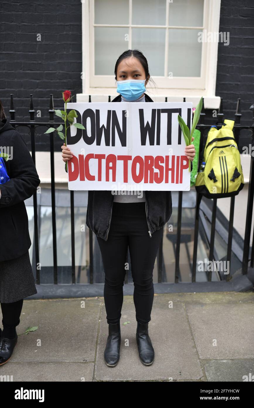 London, Großbritannien. 10 April 2021. Frau hält ein Schild vor der Botschaft von Myanmar, um die Menschen in Myanmar (Burma) zu solidarisieren und vor allem gegen die Behinderung der thailändischen Regierung durch den Zufluss von lebenswichtigen Lieferungen von Thailand nach Myanmar (Burma). Quelle: Andrea Domeniconi/Alamy Live News Stockfoto