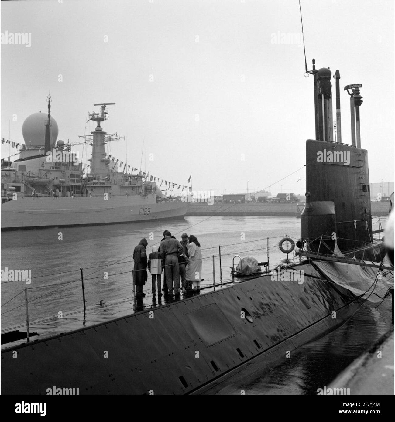 Flottentage 1989 in Den Helder mit dem U-Boot HR.MS im Vordergrund.  Thunfisch (S 805, Dreizylinder) und im Hintergrund die britische Fregatte  HMS Amazon vom Typ 21 (F 169, 1974 Stockfotografie - Alamy