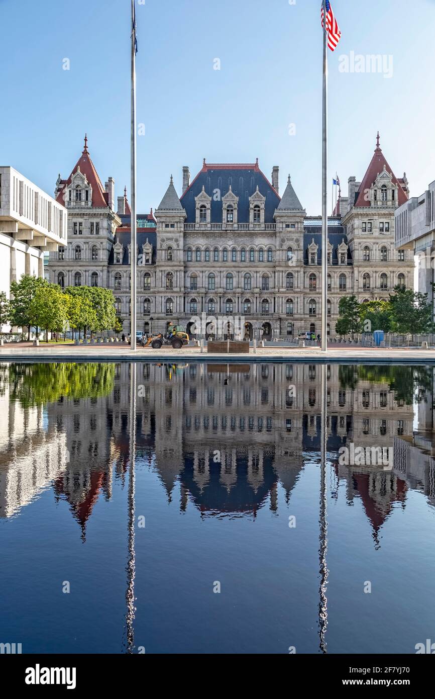 New York State Capitol - State Street Fassade, vom Empire State Plaza aus gesehen Stockfoto