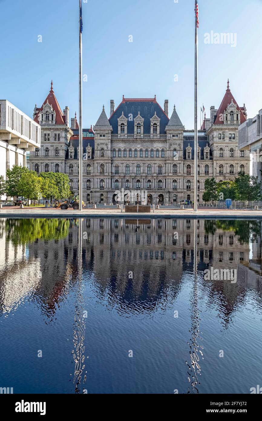 New York State Capitol - State Street Fassade, vom Empire State Plaza aus gesehen Stockfoto