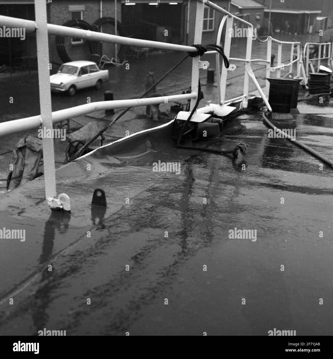 Beschädigung des Bogens und Geländers des U-Boot-Jägers HR.Ms. Utrecht (D 817) T.G.V. Eine Kollision, Februar 1975. Stockfoto