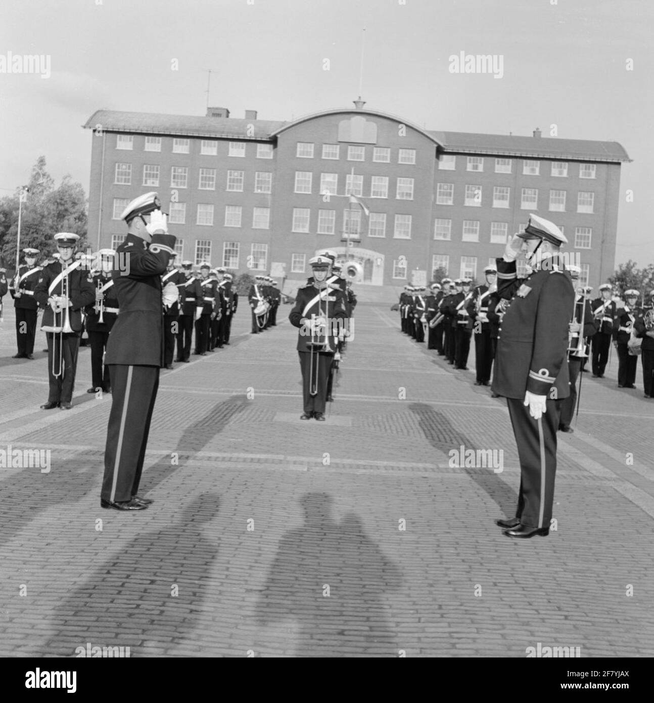 Auf dem Übungsgelände von the Van Ghentkazerne (VGKAZ) zum ROTAM nimmt Kapitein der Mariniers (Kaptmarns) J.P. LARO die Direktive der Marine Chapel der Royal Netherlands Marine (Markap) über Van Kaptmarns H.C. Van Lijnschooten. Stockfoto
