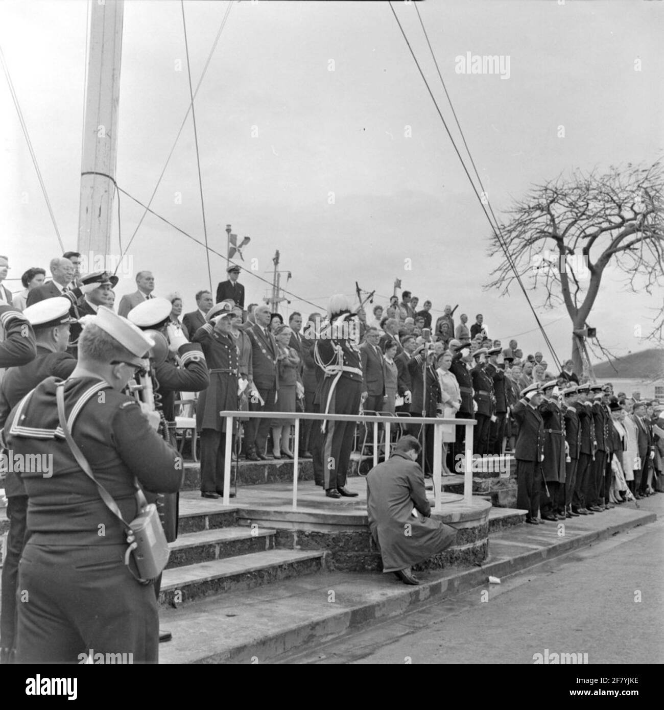 Kommunikation des Matchmaker III Squadron in Hamilton, Bermuda. Mitglied bei HR.MS Crews. Limburg, USS Zellars, HMS Berwick und USS MC CLOY. Der Gouverneur von Bermuda, Lord Martonmere, der Geschwaderkommandant, Kapitän auf See F. Visee und andere Würdenträger hören sich die drei Volkslieder an. HF.ms. Limburg war vom 15. Januar bis 3. März 1967 Teil des NATO-Geschwaders Matchmaker III (Matchmaker war der Vorläufer der seit 1968 bestehenden Standing Naval Force Atlantic (StanavForlant). Während dieser Zeit bestand Matchmaker III auch aus USS Zellars (DD777), HMS Berwick (F115) und USS MCC Stockfoto