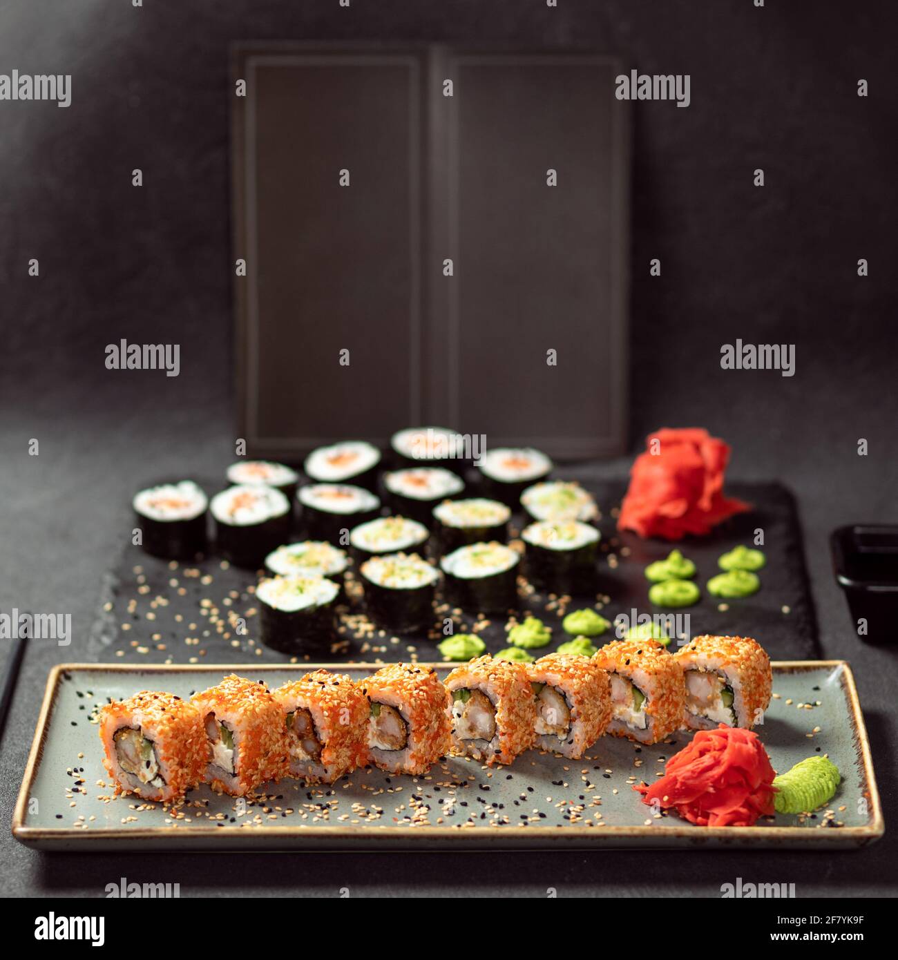 Kani Hot Sushi Roll, California Roll und Avocado Maki Sushi Roll Draufsicht Stockfoto