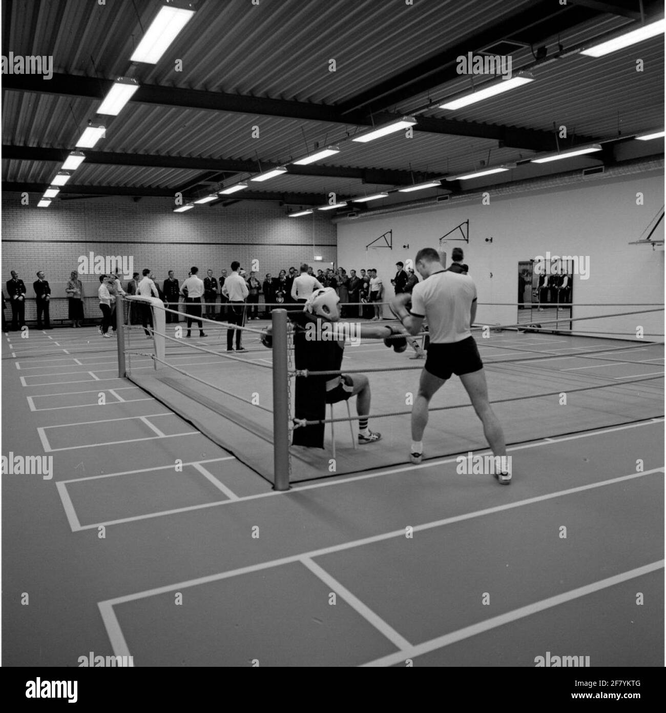 Eröffnung der Sporthalle ("Schwedisch") des Königlichen Instituts für die Marine. Läufer, die sich für den Siebsport auf dem Boden abgelagert haben. Stockfoto