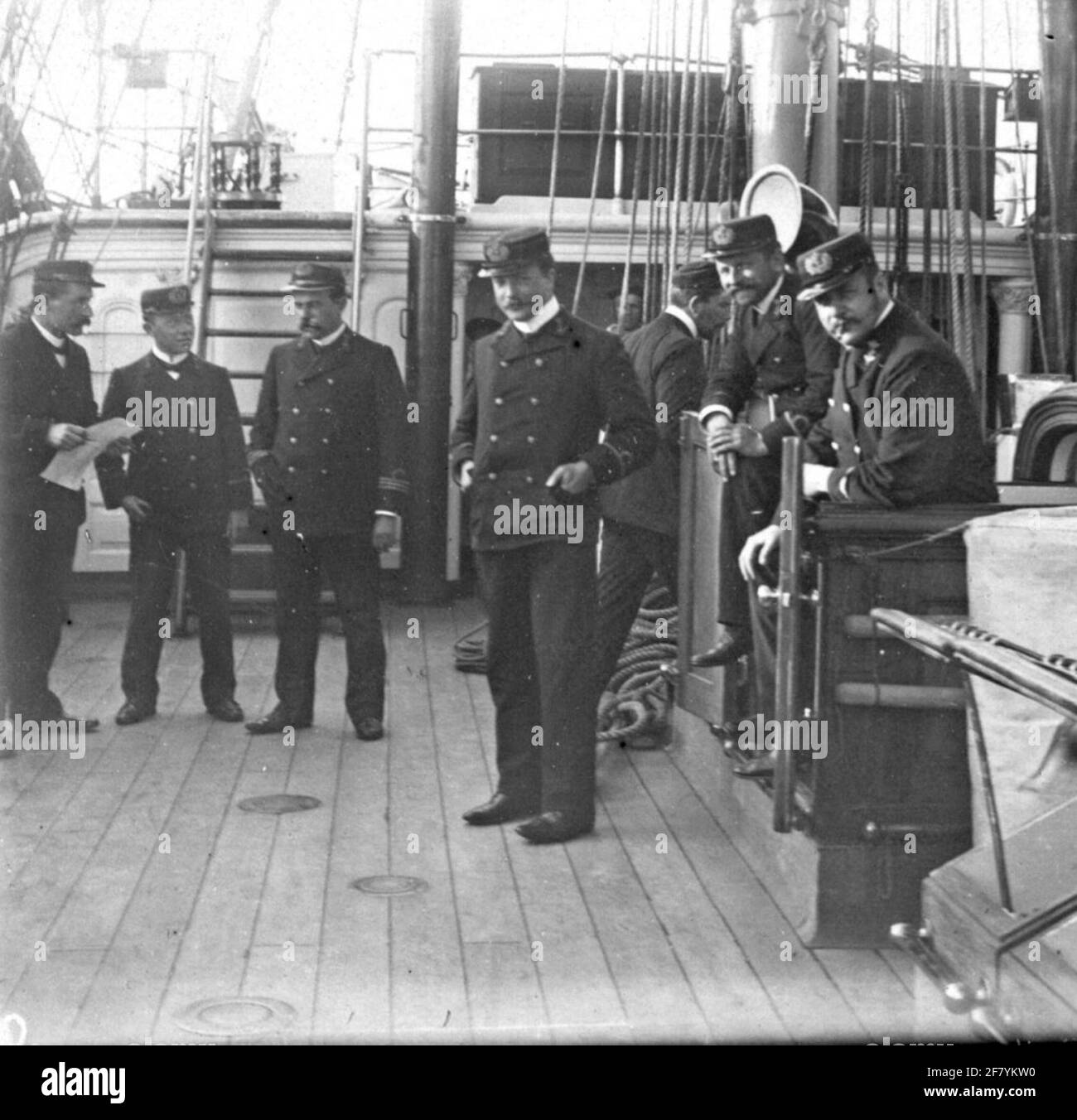 Auf dem Deck von HR. Frau Nautilus Instruktionsschiff. Rückseitenfoto: Etat Major Pentecost Superior, V Riel, Skipper; Rabbit BG; Muller, Unleserlich. Stockfoto