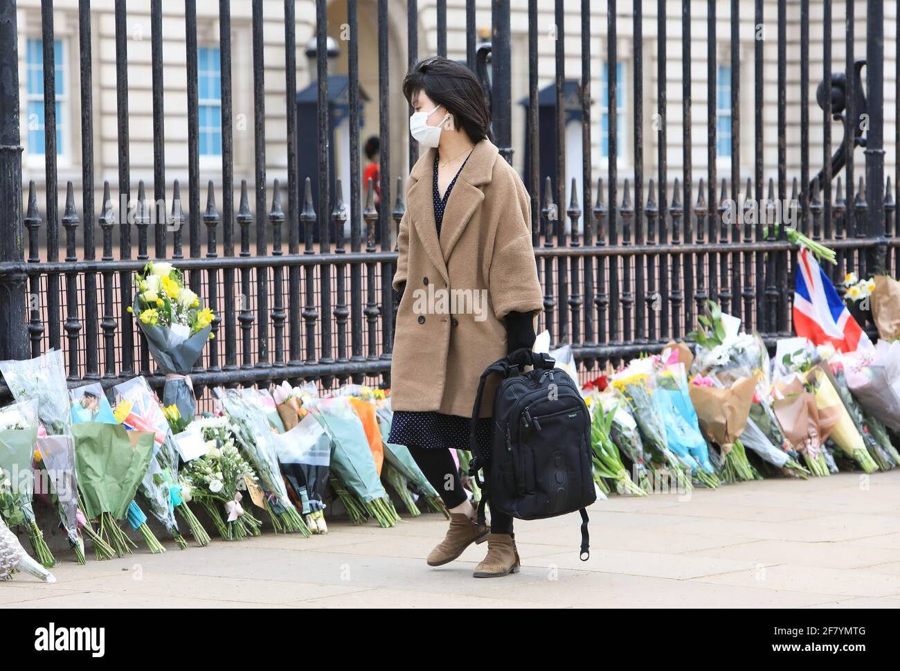 London, Großbritannien, 10. April 2021. Menschen standen Schlange, um vor dem Buckingham Palace Blumen zu legen und ihren Respekt zu zollen, als Hommage an seine Königliche Hoheit Prinz Philip, der am Freitag im Alter von 99 Jahren, nur 2 Monate vor seinem 100. Geburtstag, starb. Monica Wells/Alamy Live News Stockfoto