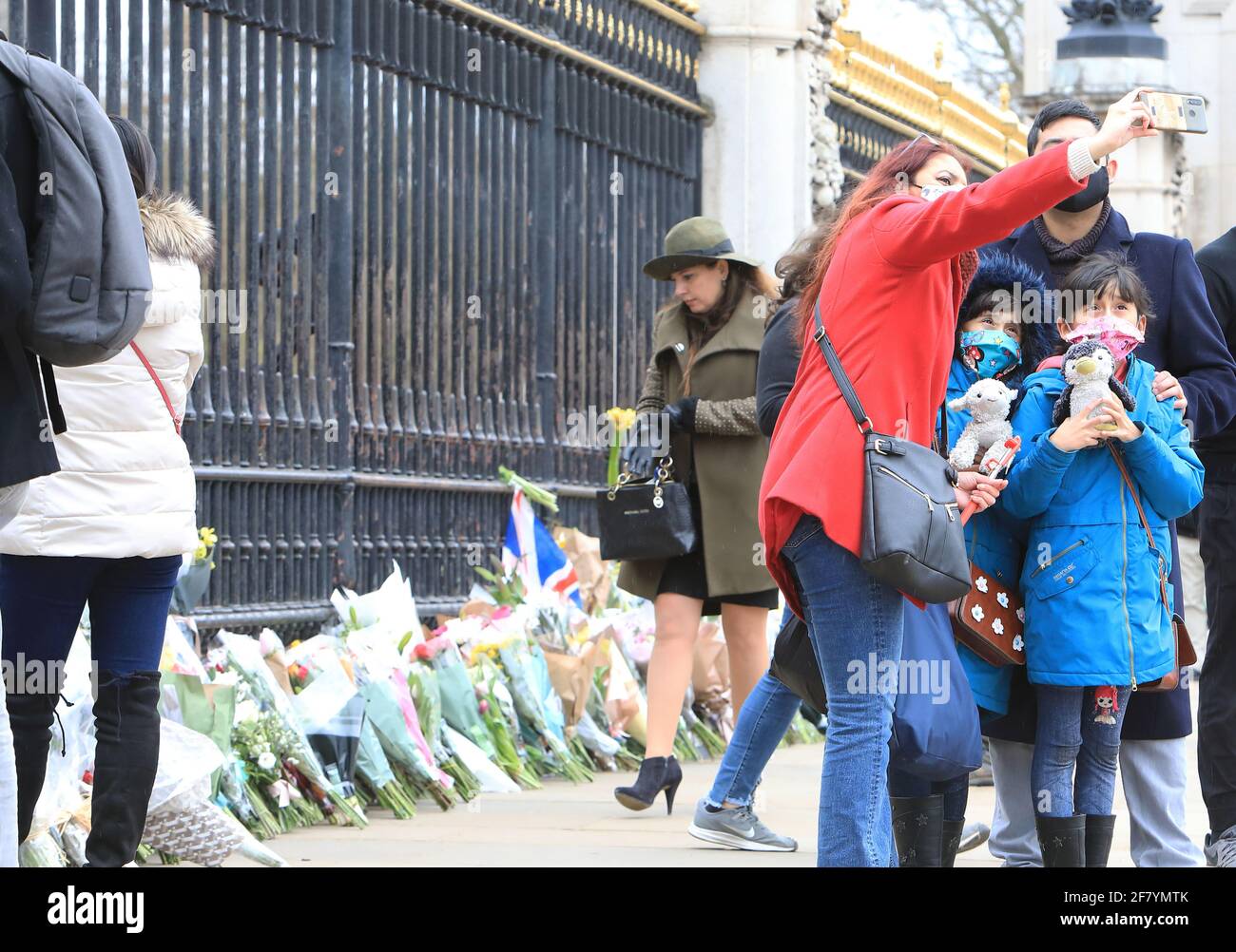 London, Großbritannien, 10. April 2021. Menschen standen Schlange, um vor dem Buckingham Palace Blumen zu legen und ihren Respekt zu zollen, als Hommage an seine Königliche Hoheit Prinz Philip, der am Freitag im Alter von 99 Jahren, nur 2 Monate vor seinem 100. Geburtstag, starb. Monica Wells/Alamy Live News Stockfoto