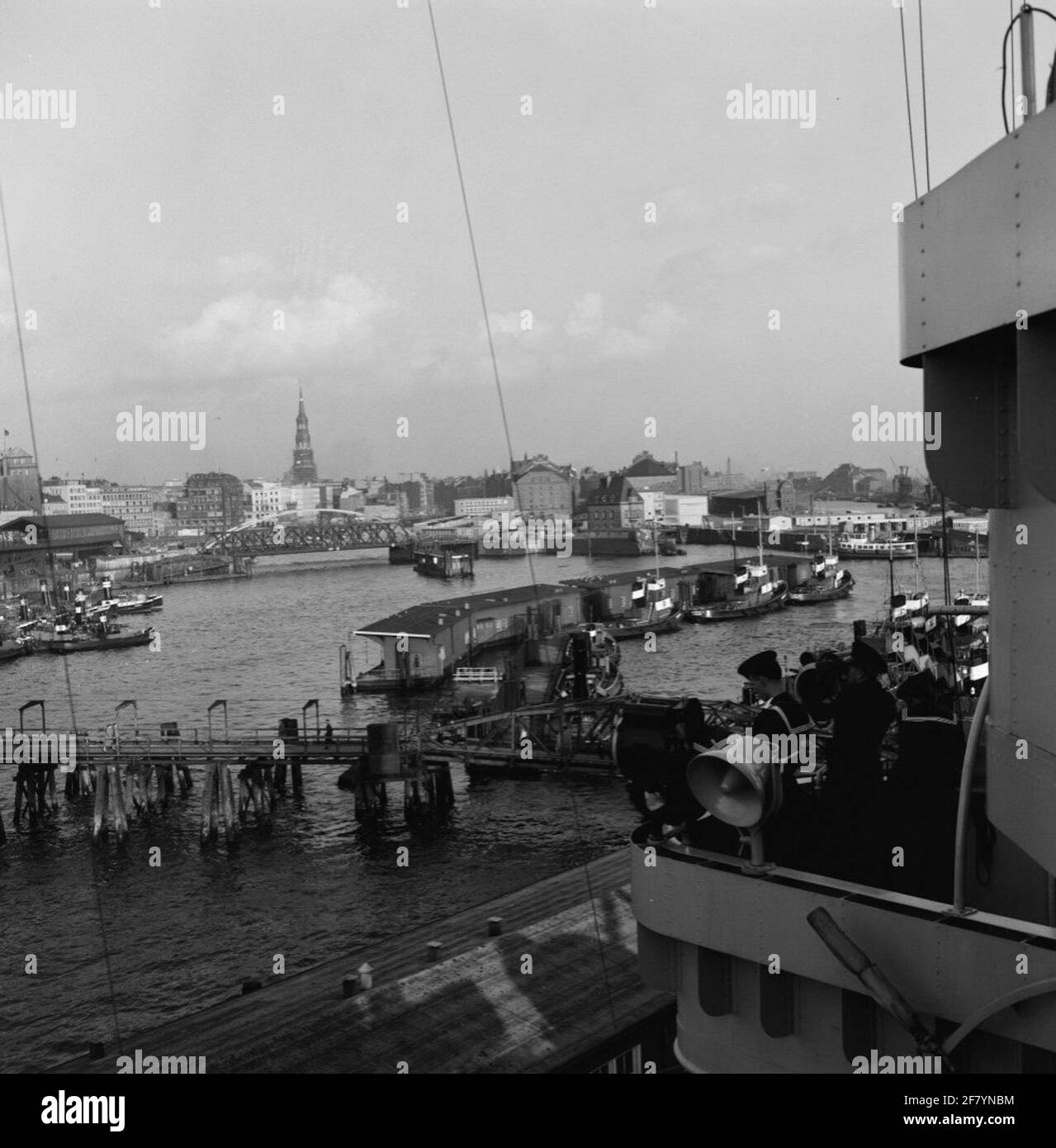 Cruiser Hr. Ms. Die sieben Provinzen (C 802, rechts) besuchten im Oktober 1957 den Hamburger Hafen. Stockfoto