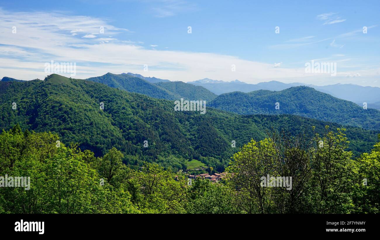 Grüner Berg von Sacro Monte an einem sonnigen Tag mit blauem Himmel. Stockfoto