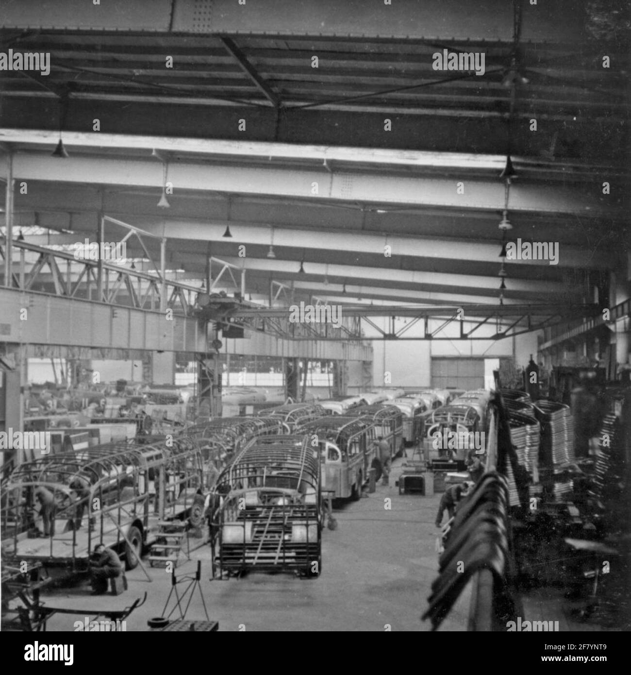 Bau und Montage von Personenbussen im Flugzeugwerk Aviolaland in Papendrecht um 1950. Stockfoto