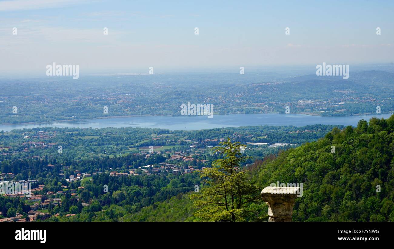 Aussichtspunkt auf Sacro Monte von oben, ein kleiner, nebeliger See der Stadt, liegt darunter. Stockfoto