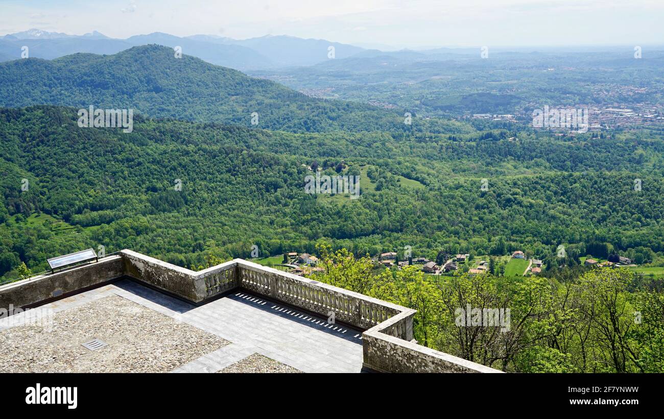 Eine Beobachtung, um die grünen Berge und das Tal zu beobachten. Stockfoto
