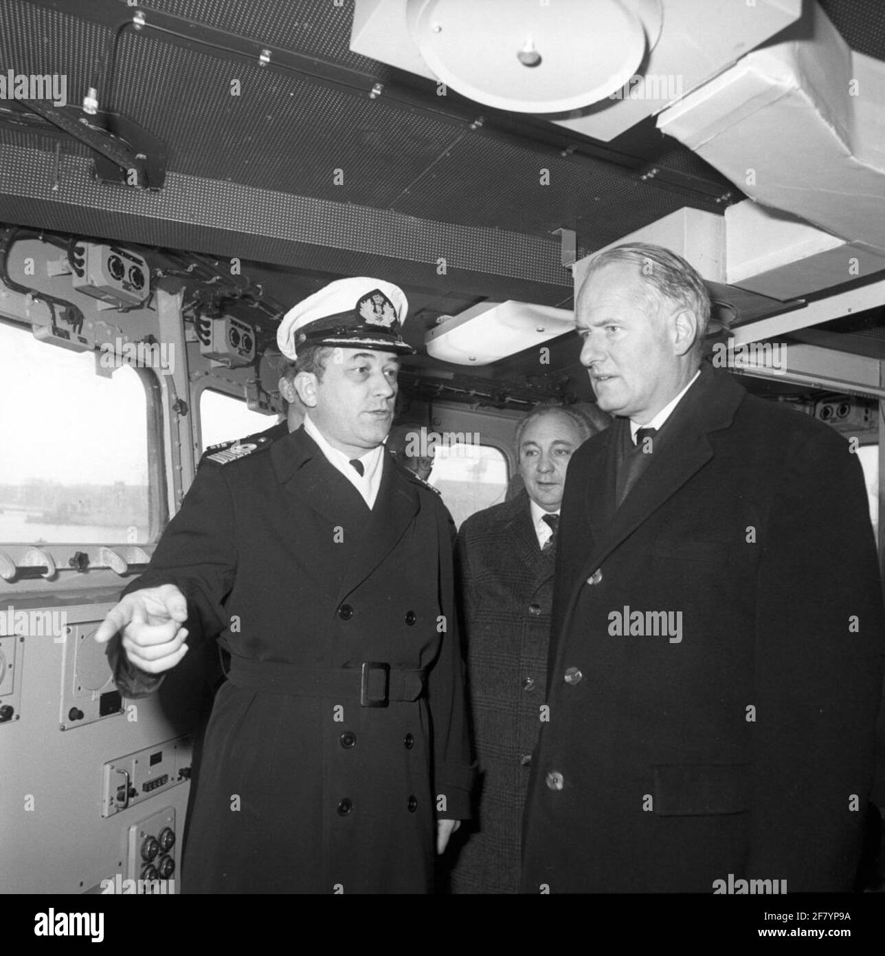 Im Februar 1981 wurde der Staatssekretär für Verteidigung Dr. W.F. Van Eekelen (1931, rechts) EIN Besuch des Rijkswerf (RW) in Den Helder und wurde von der Firma und Wartungsschiffen umgeben, die vom Direktor der RW Captain-Ter Sea des Technischen Dienstes ​​the, Ir, umgeben waren. J.A.W.C. Wendel (1936-2010, Links). Stockfoto
