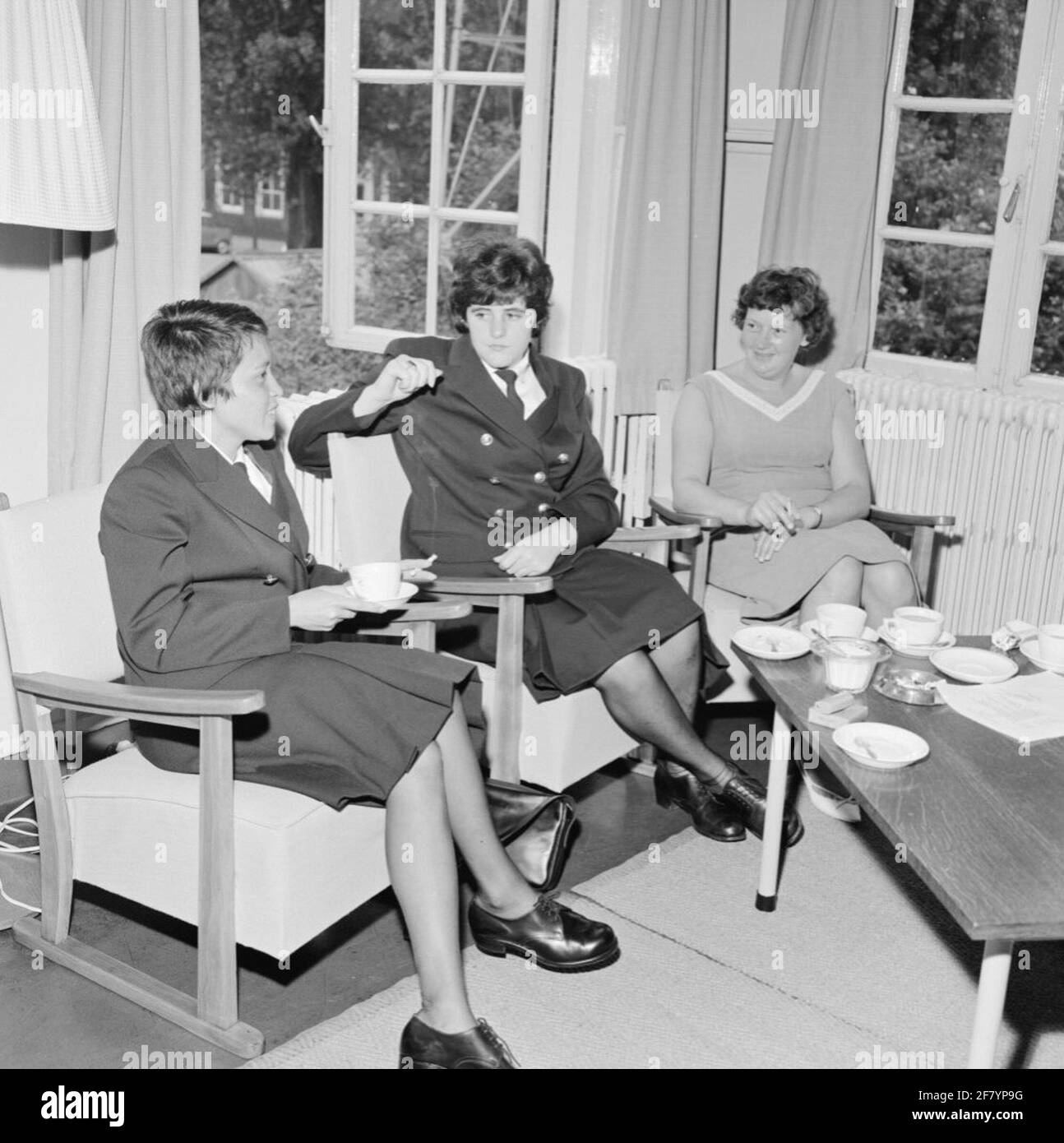 Am Ende der ersten Militärformation (EMV) befindet sich das Amsterdam Marvacentrum, das sich auf dem Gelände der Marine Barracks Amsterdam (MKAD) befindet, einem Elterntag. Stockfoto