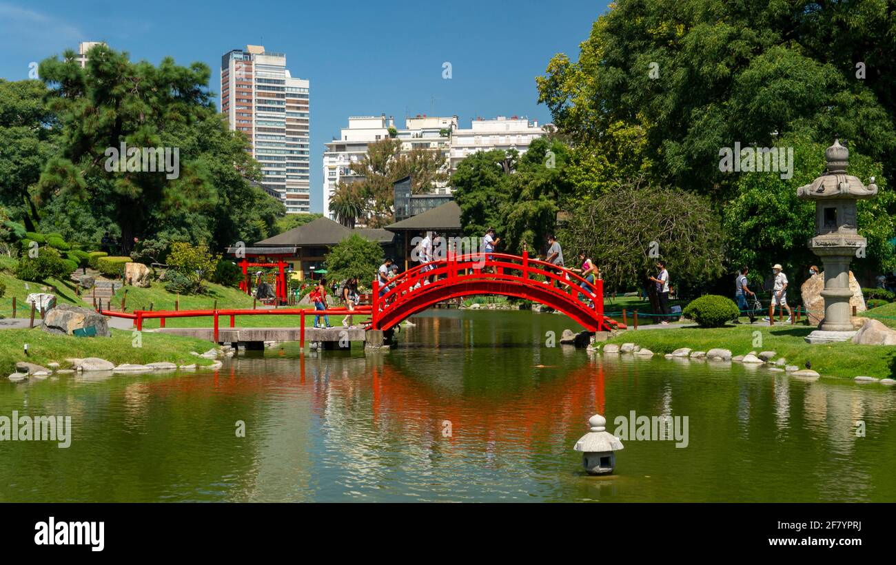 Menschen genießen einen sonnigen Sommermorgen im Grün des „jardin japones“ parken Stockfoto