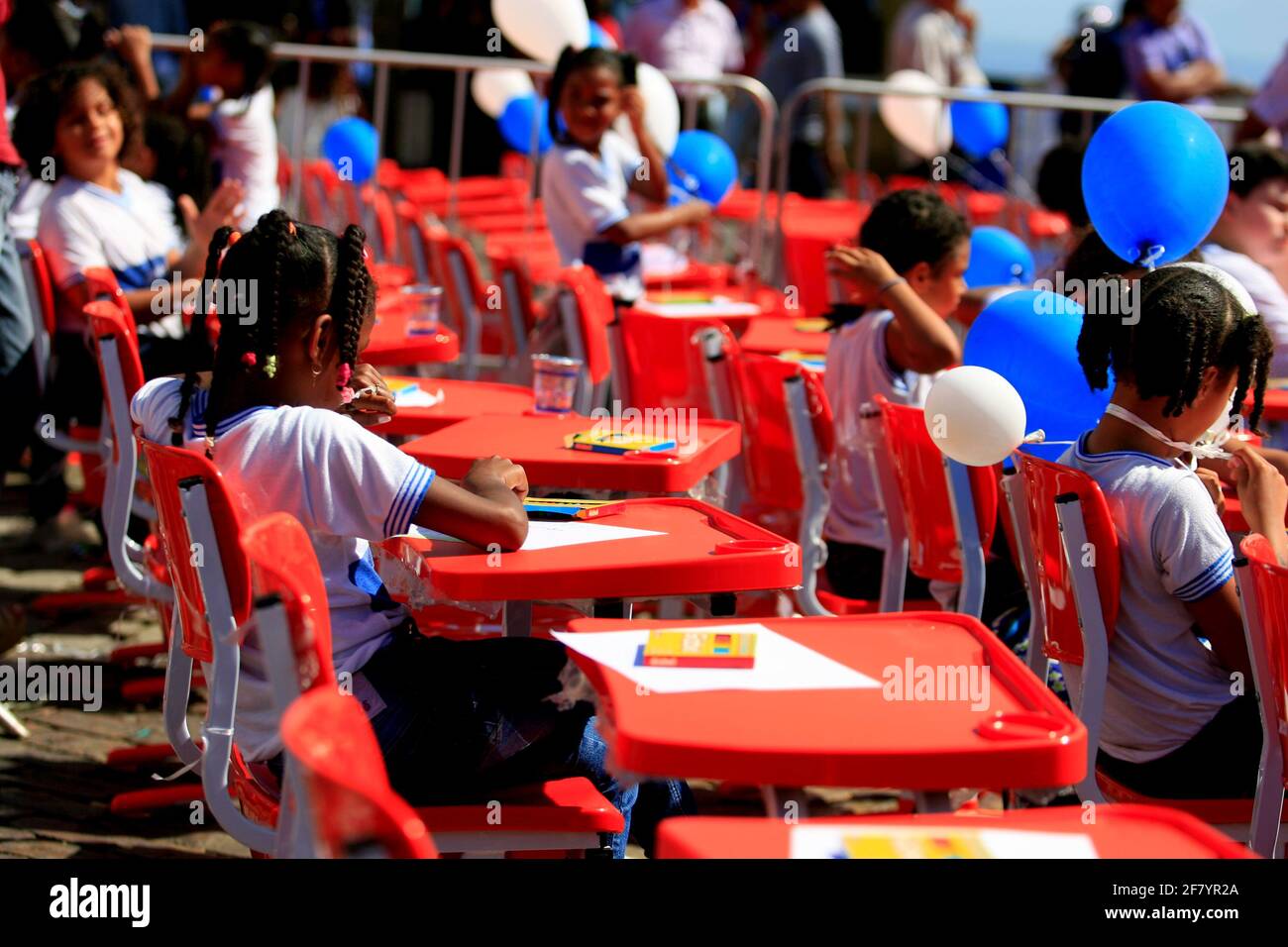 salvador, bahia / brasilien - 27. juli 2015: Öffentliche Schüler werden während einer Veranstaltung auf dem Thome de Sousa-Platz in Salvador gesehen. *** Ortsüberschrift *** . Stockfoto