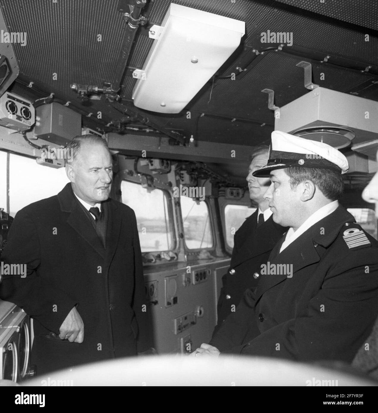 Im Februar 1981 wurde der Staatssekretär für Verteidigung Dr. W.F. Van Eekelen (1931, links) BESUCH des Rijkswerf (RW) in Den Helder und wurde von dem Direktor des RW Captain-Ter Sea des Technischen Dienstes von ​​the, Ir, umgeben. J.A.W.C. Wendel (1936-2010, dritter von links). Stockfoto