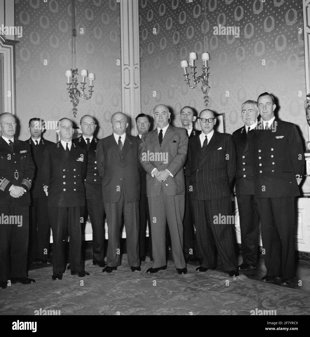Der Admiralty Council im Jahr 1957 unter dem Vorsitz des Marineministers IR. C. Mitarbeiter (1905-1973, fünfter von links) im Meeresministerium in Den Haag.v.l.n.r. Der Kommandeur der Marines General Major der Mariniers H.O. Romswinckel (1906-1981), Adjutant des Ministers Leutnant-Ter-Sea der ersten Klasse von ​​the H.M. van der Veen (1917-2002), der Kommandeur der Meeresstreitkräfte (BDZ) Vizeadmiral H.L. Pröpper (1906-1995), der Flaggenoffizier, W.J. Kruys (1906-1985), der Minister für Marine IR. C. Mitarbeiter, die VO der Marine Aviation Services (VOMLD) Schout-at-night Kite Stockfoto