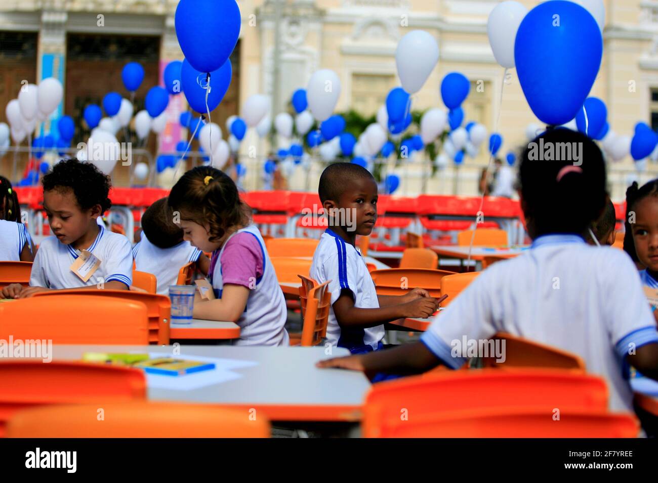 salvador, bahia / brasilien - 27. juli 2015: Öffentliche Schüler werden während einer Veranstaltung auf dem Thome de Sousa-Platz in Salvador gesehen. *** Ortsüberschrift *** . Stockfoto