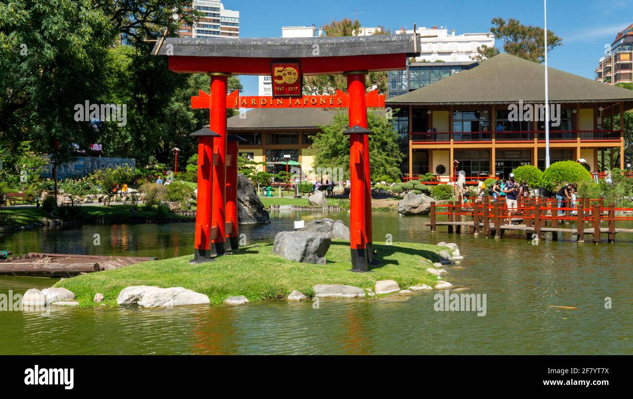 Nahaufnahme eines roten japanischen Torii-Torii-Tores in Grüner Park „Jardin japones“ Stockfoto